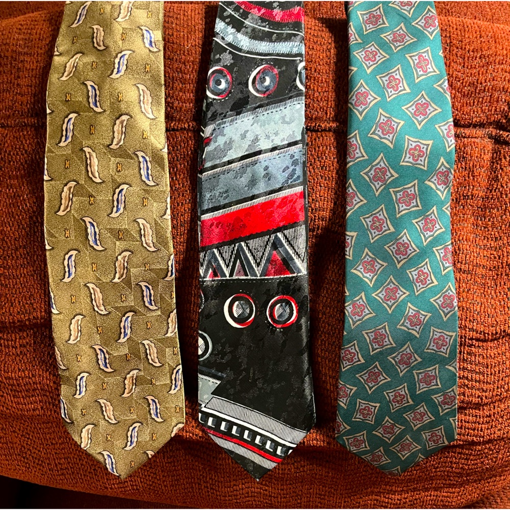 3 Men’s Tie’s, What a bundle,Green is by Van Heusen,Black is Prince Bellini